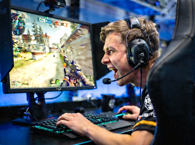 CS:GO明星选手s1mple戴着耳机在比赛中瞄准显示器的瞬间