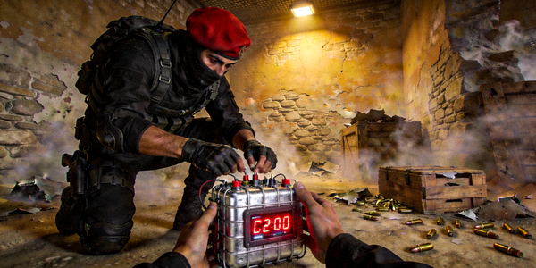 CS:GO游戏内荒漠迷城地图，恐怖分子安装C4炸弹的瞬间