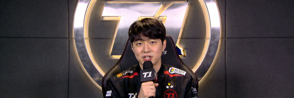 Faker李相赫接受赛后采访，背景是T1战队标志