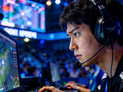 英雄联盟明星选手Faker李相赫在比赛中专注操作的侧脸特写